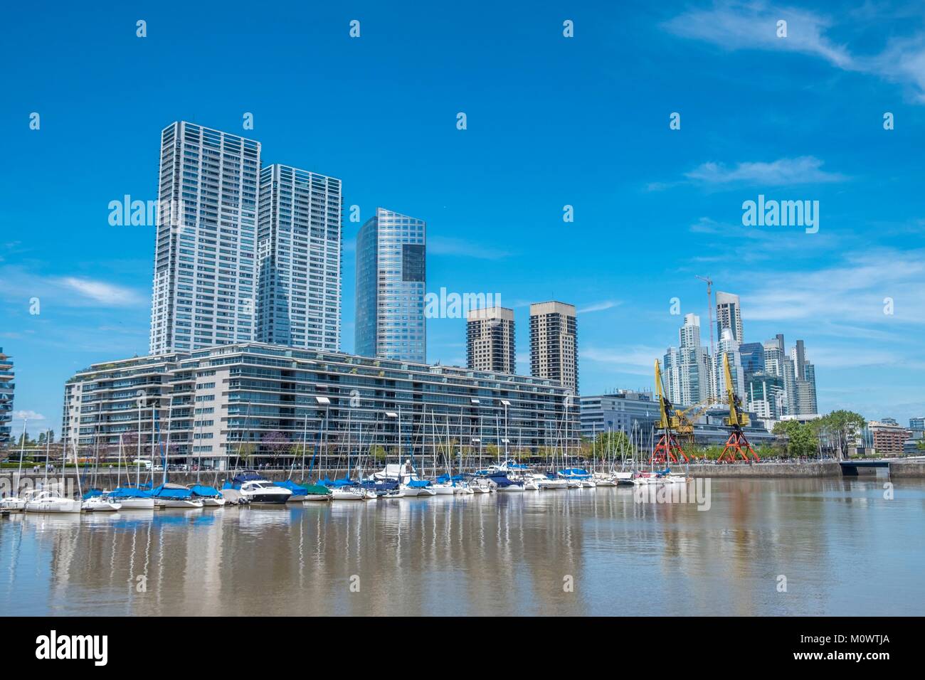 ,Argentina Buenos Aires,a Puerto Madero, ancienne zone portuaire transformée en nouveau quartier résidentiel et de bureaux dans les années 2000 Foto Stock