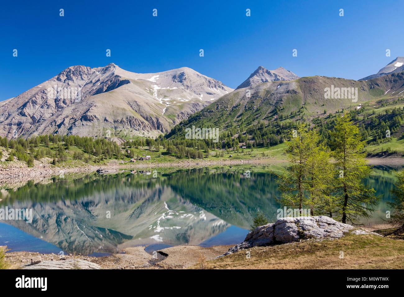 Francia,Alpes de Haute Provence,il Parco Nazionale del Mercantour,Haut Verdon,Lago di Allos (2226 m),il rifugio del lago di Allos dominato dal Monte Pelat (3051m) Foto Stock