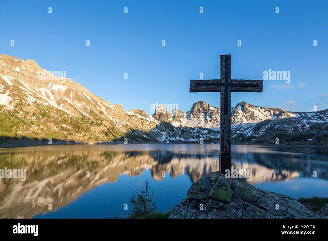 Francia,Alpes de Haute Provence,il Parco Nazionale del Mercantour,Haut Verdon,Lago di Allos (2226 m),sullo sfondo la Tour du Lac Foto Stock