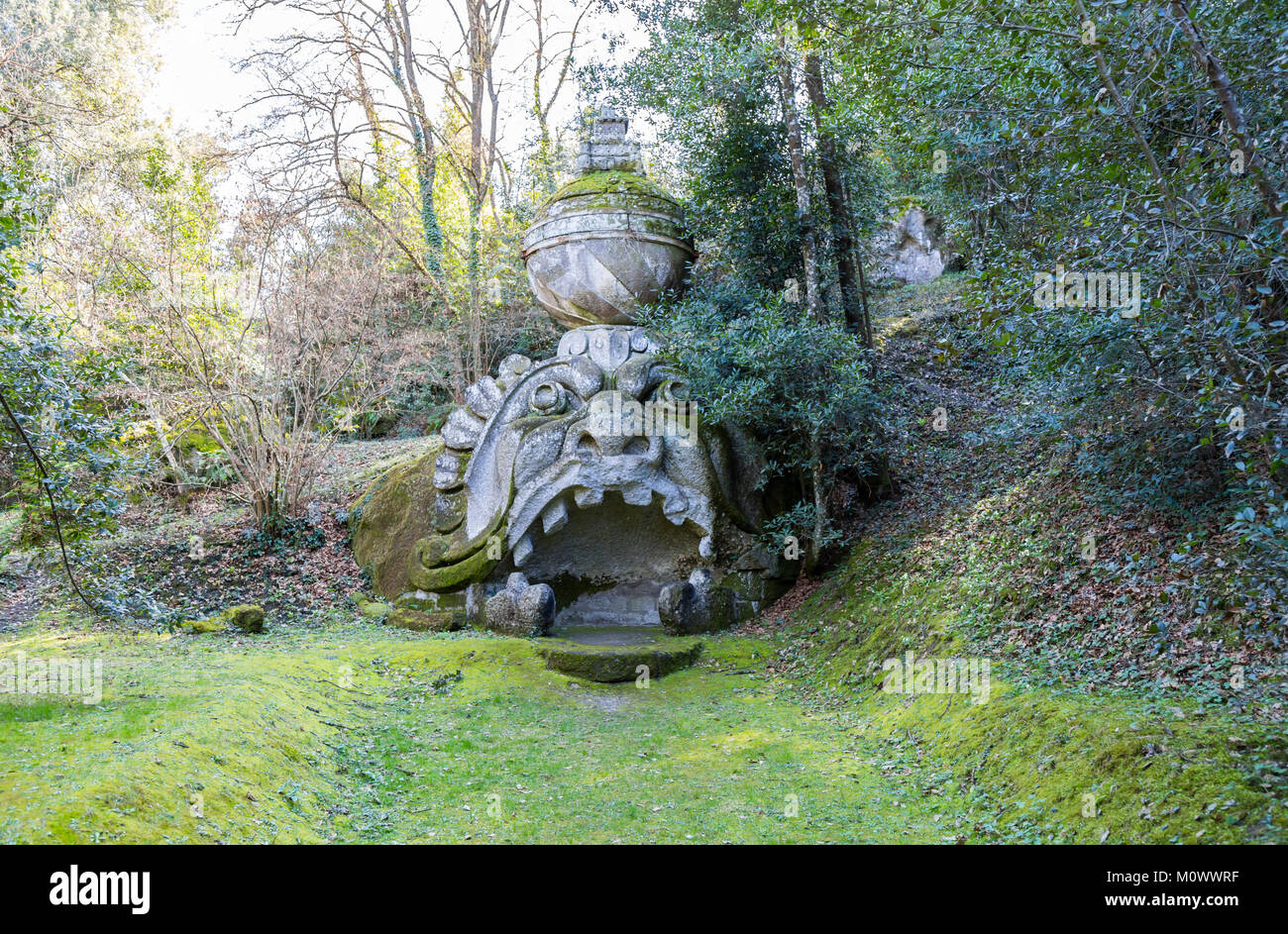 Bellissima bocca Orc la scultura al famoso Monster Park, chiamato anche Sacro Bosco o Bomarzo giardini, Lazio, Italia Foto Stock