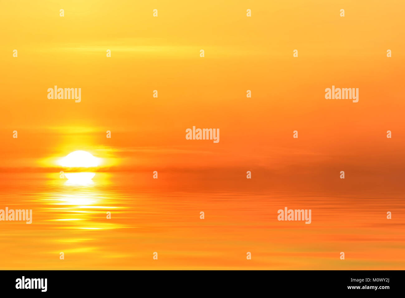 Colorato sfondo astratto con Sun su Fiery orange sky con la riflessione in acqua Foto Stock