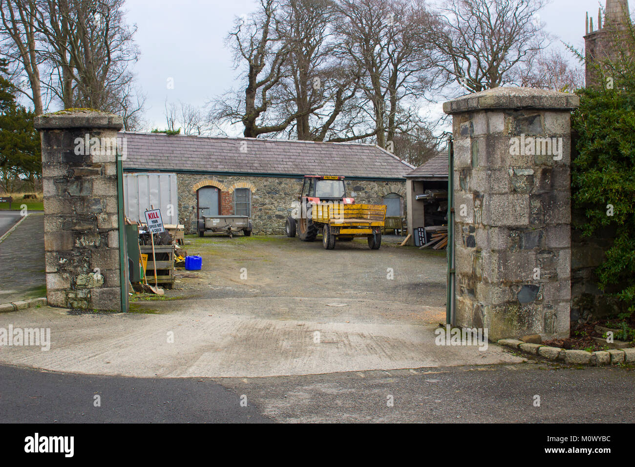 Il cortile del centro servizi e annessi con vari pezzi di detriti e materiale riciclabile in corrispondenza di Tollymore Forest Park nella contea di Down Northe Foto Stock