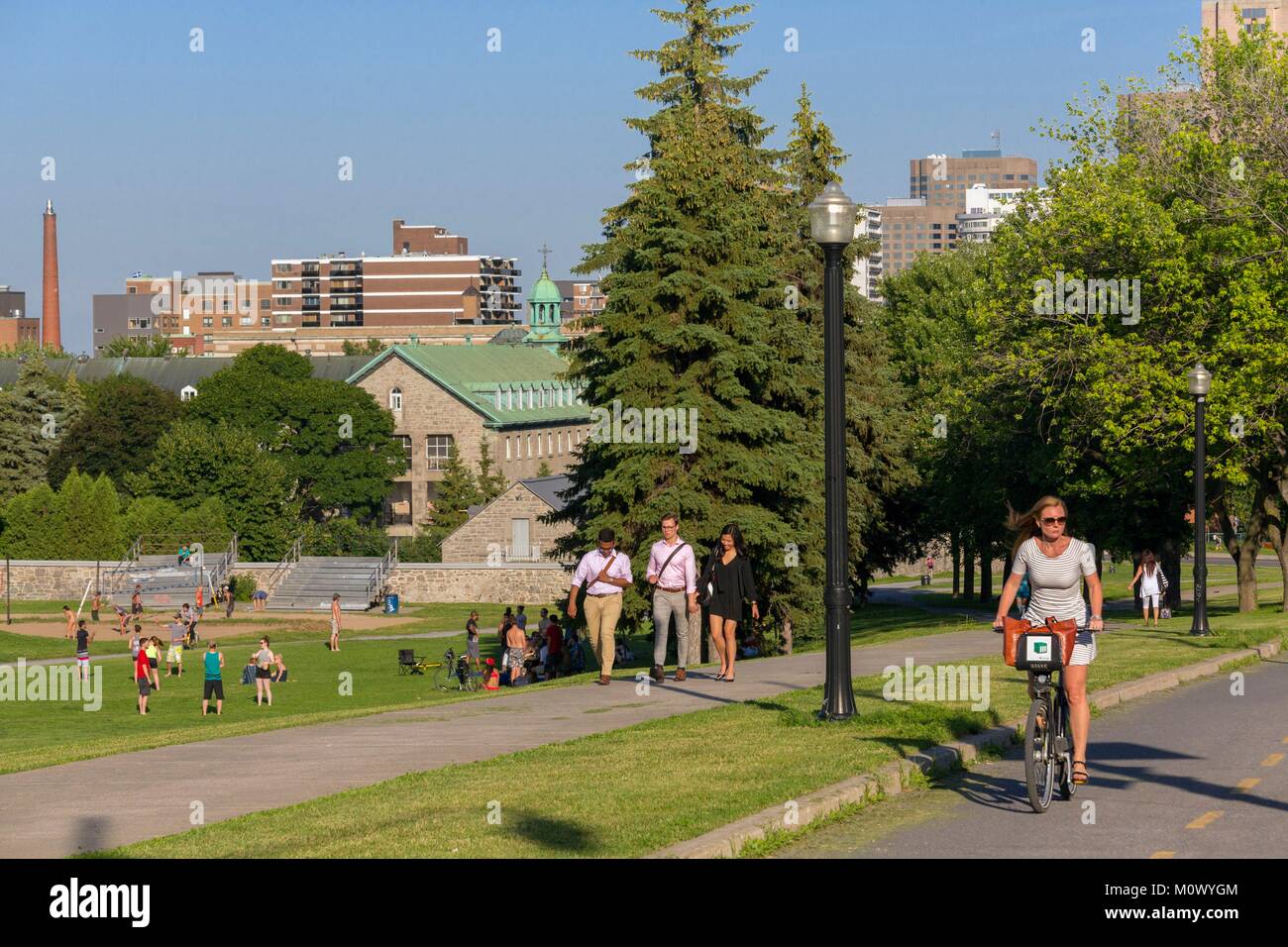 Canada, Québec provincia,Montreal,Mount Royal,Jeanne-Mance parco nel cuore della città,pista ciclabile Foto Stock