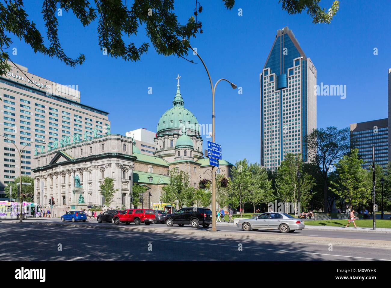 Canada, Québec provincia,,Montreal Downtown,Rene-Levesque Boulevard,Marie-Reine-du-Marie Basilica Cattedrale,l'hotel di lusso della regina Elisabetta,l'1000 de la Gauchetière grattacielo Foto Stock