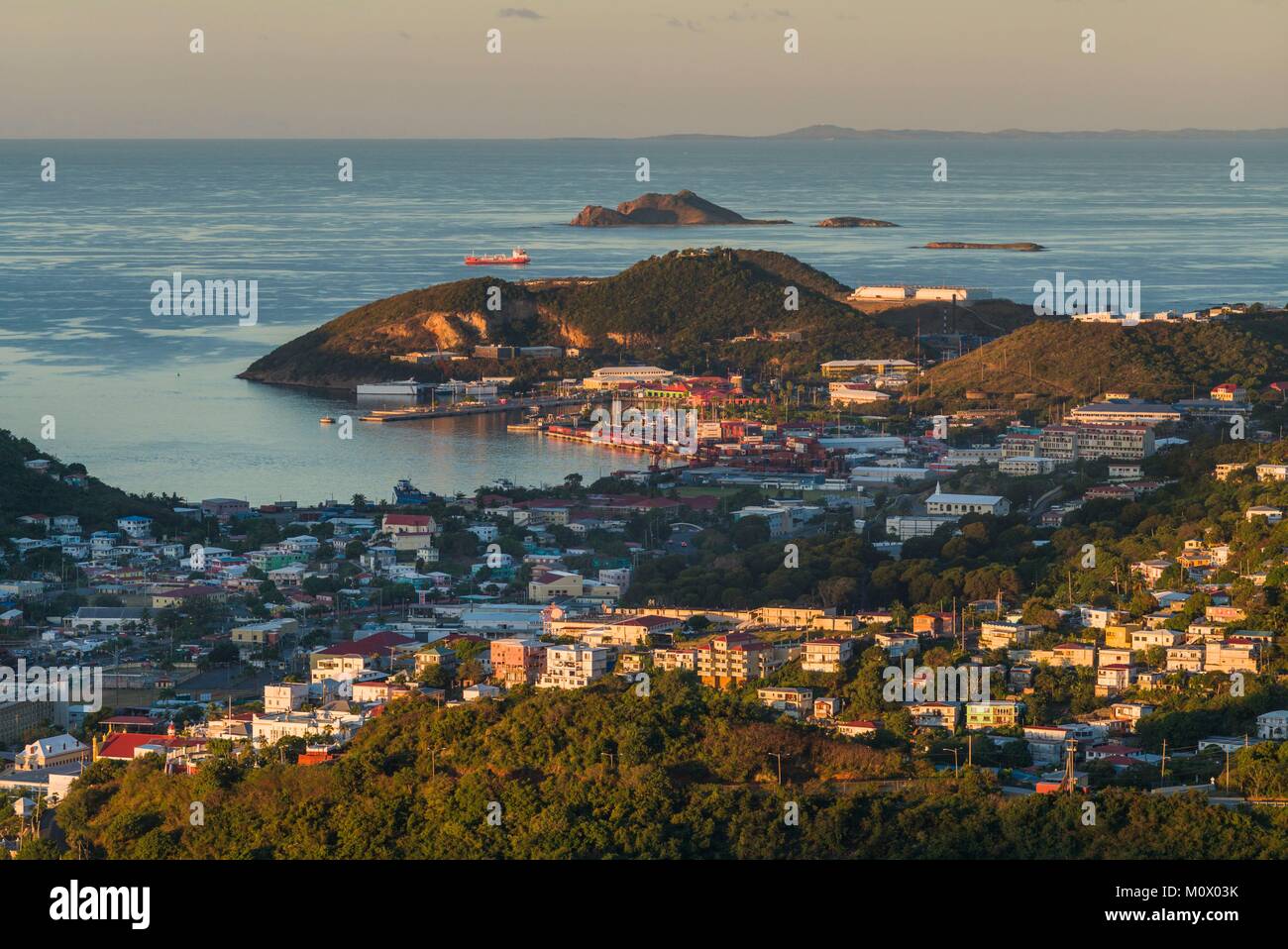 Stati Uniti Isole Vergini, St. Thomas,Charlotte Amalie,elevata vista città,all'alba Foto Stock