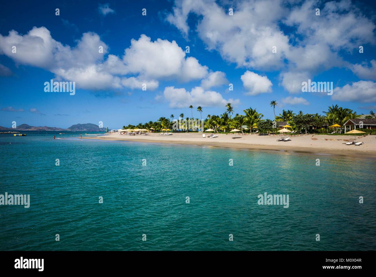 Saint Kitts e Nevis,Nevis,Pinneys Beach,spiaggia vista Foto Stock