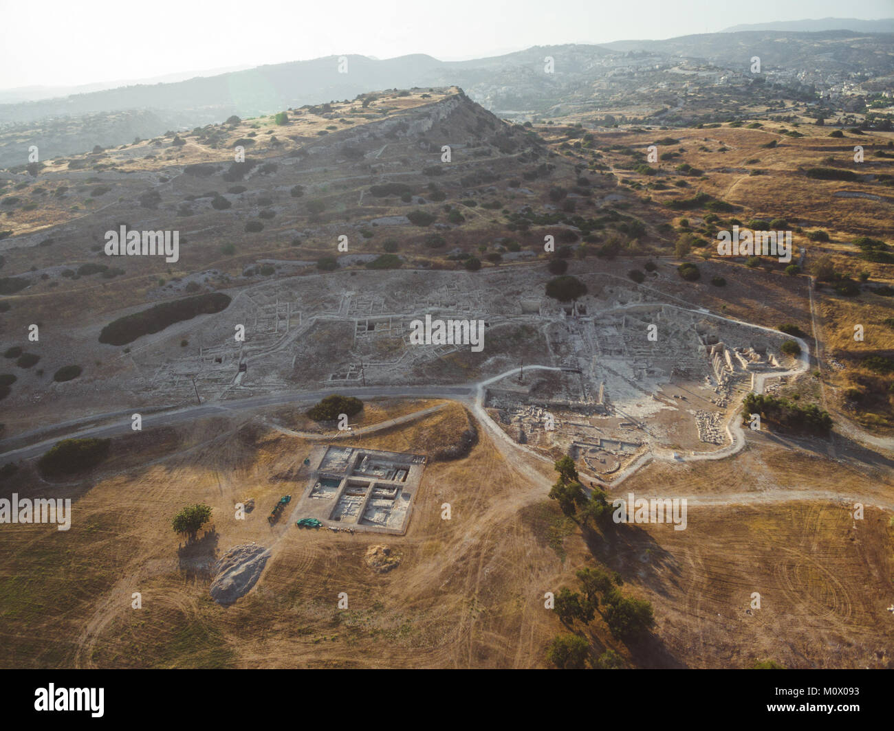 Vista aerea del Amathounta rovine e colonne in greco antico sito archeologico romano a Agios Tychonas, Limassol, Cipro. Amathus royal city rimane Foto Stock