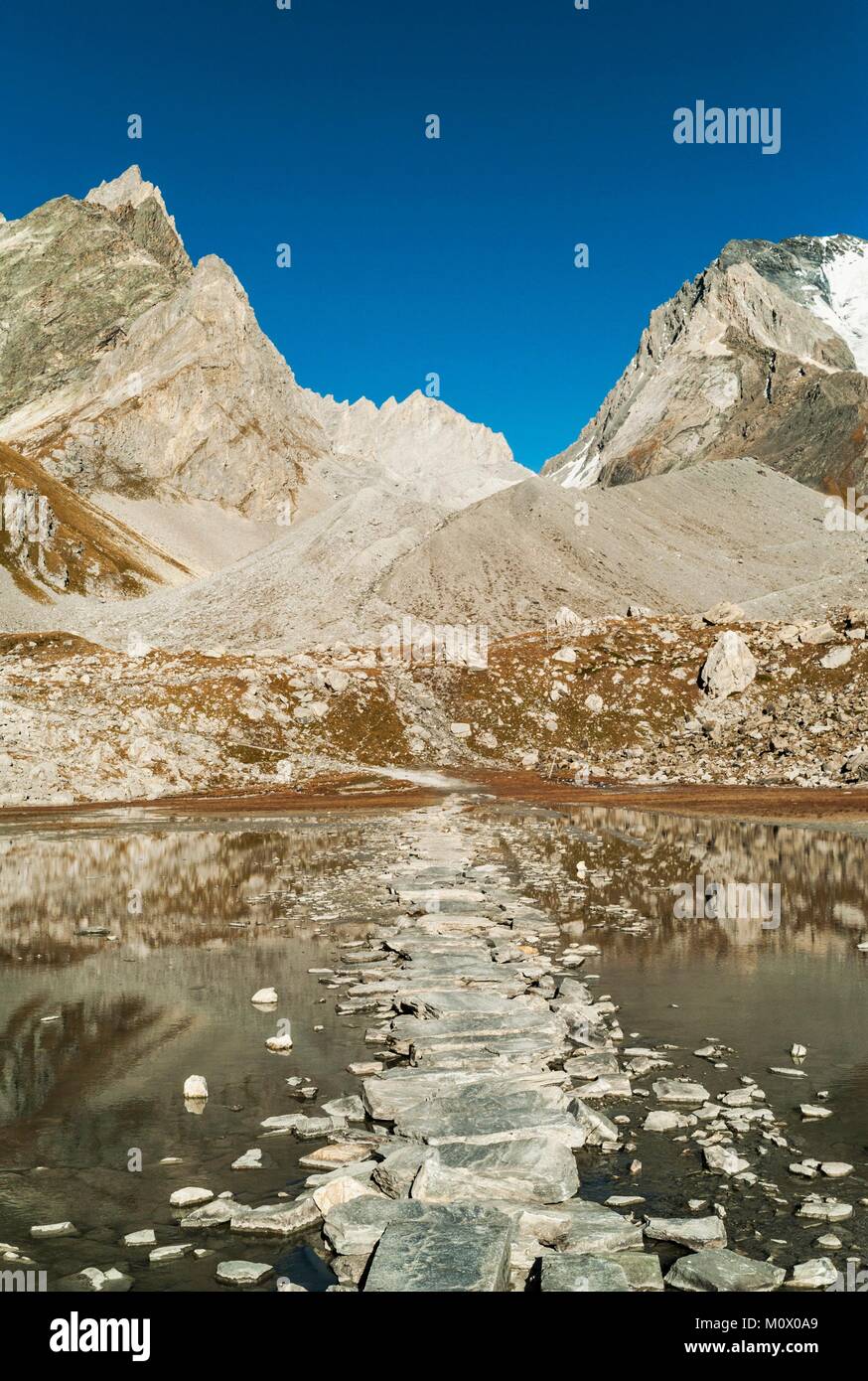 Francia,Savoie,Pralognan La Vanoise,Parco nazionale della Vanoise,glen di Glieres,antica strada del sale,sentiero lastricato dalle vacche lago Foto Stock