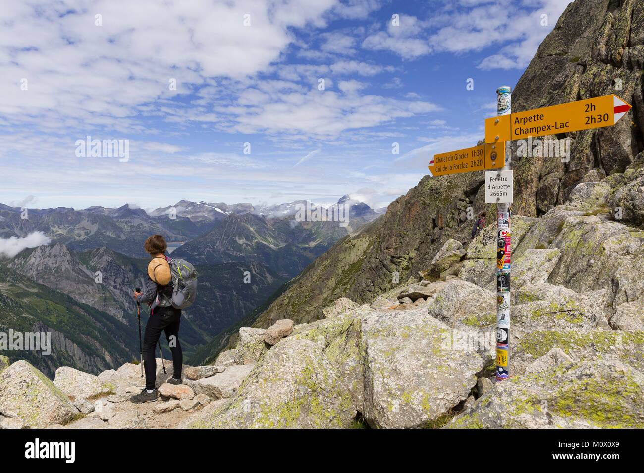 La Svizzera,Vallese,Arpette valley,escursionista presso la Fenetre d'Arpette 2665 m tra Champex e Trient Foto Stock