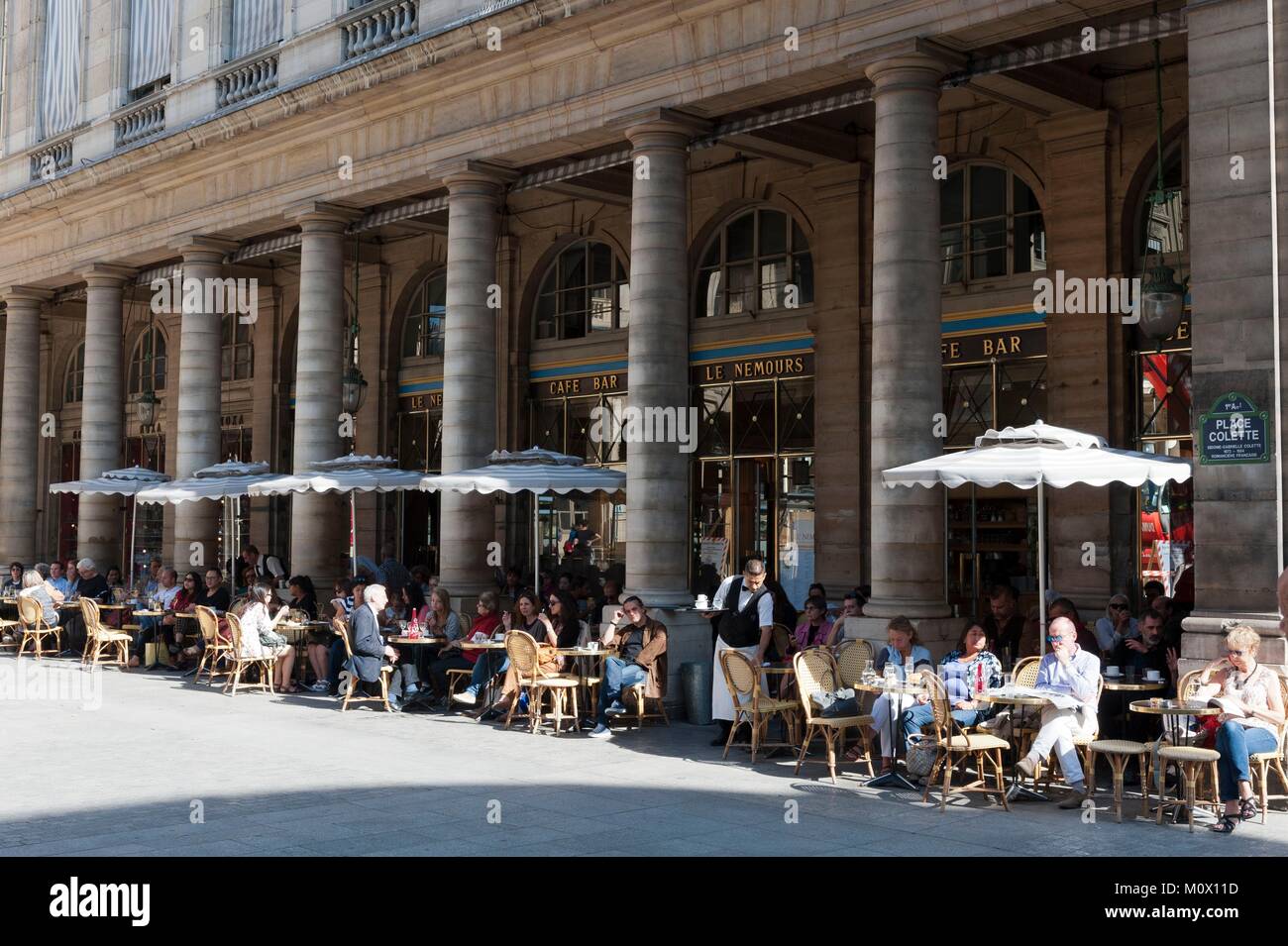 Francia,Parigi,Palais Royal,Place Colette,Le Nemours cafe Foto Stock