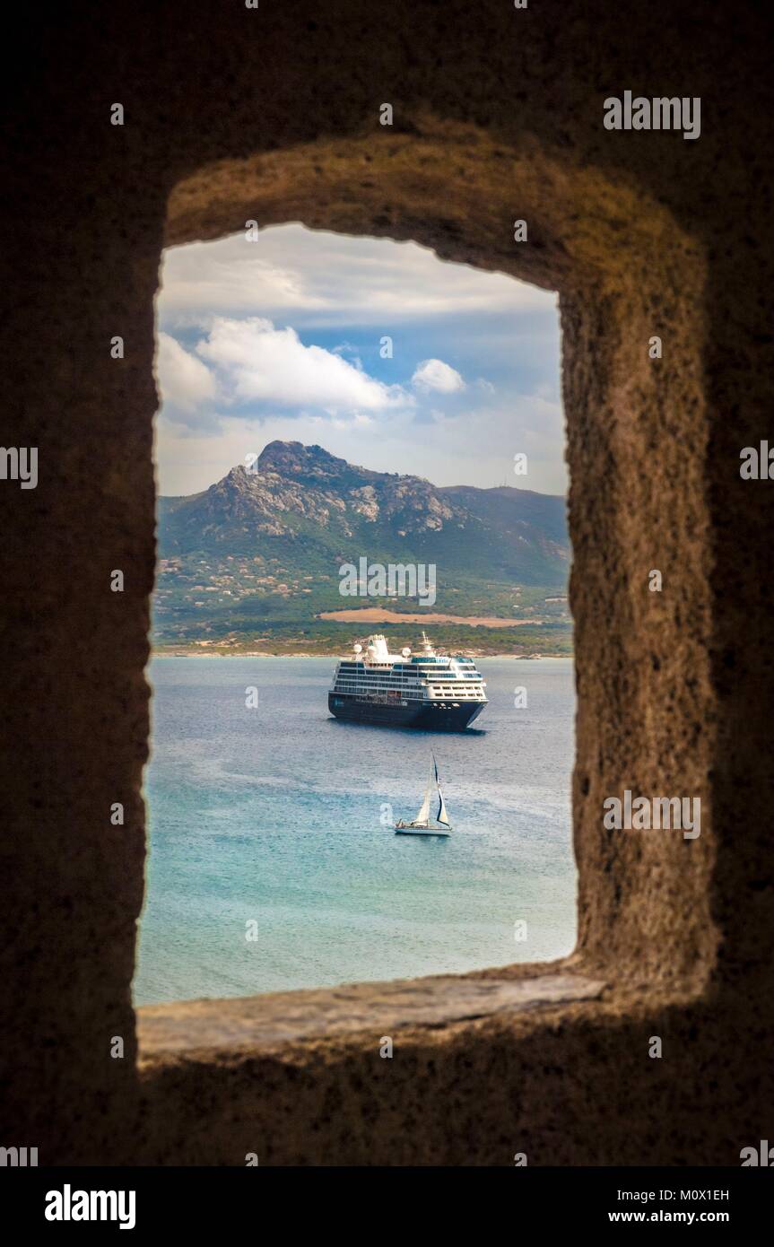 Francia,Haute Corse,Balagne,Calvi,all'interno dei bastioni della cittadella genovese,vista su un traghetto,il Monte Grosso mountain range in background Foto Stock