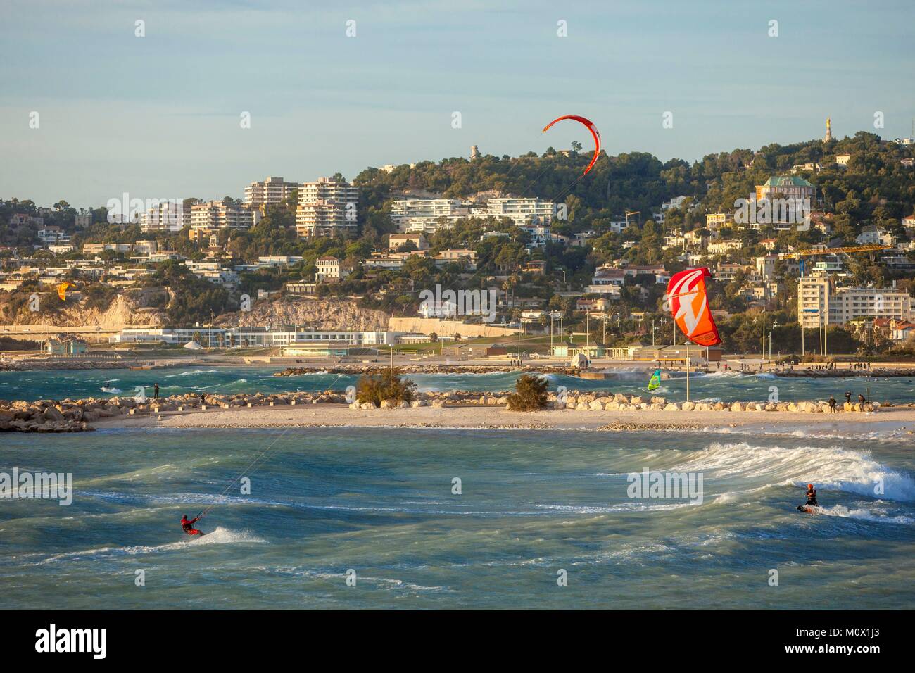 Francia,Bouches du Rhone,Marseille,spiaggia del Prado,kite-surf durante una forte vento forte (Mistral) Foto Stock