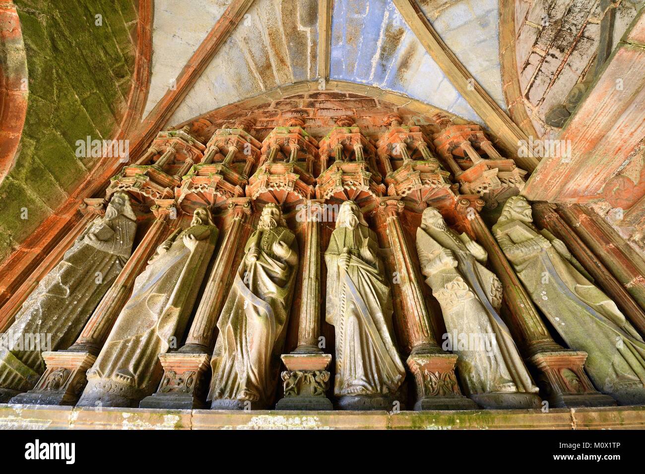 Francia,Finisterre,Guimiliau,parrocchia involucro,LA CHIESA,statue degli Apostoli sotto il portico Foto Stock