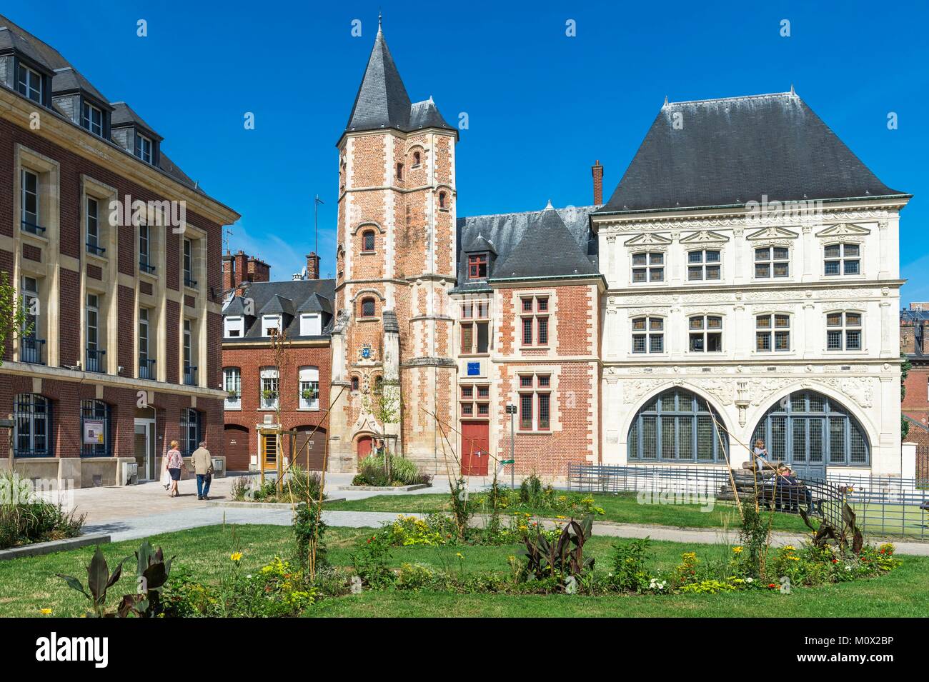 Francia,Somme,Amiens,Jules Bocquet square,logis du Roi costruito in mattoni e pietra all'inizio del XVI secolo e il Sagittario casa in pietra bianca della fine del XVI secolo,entrambi di stile rinascimentale Foto Stock