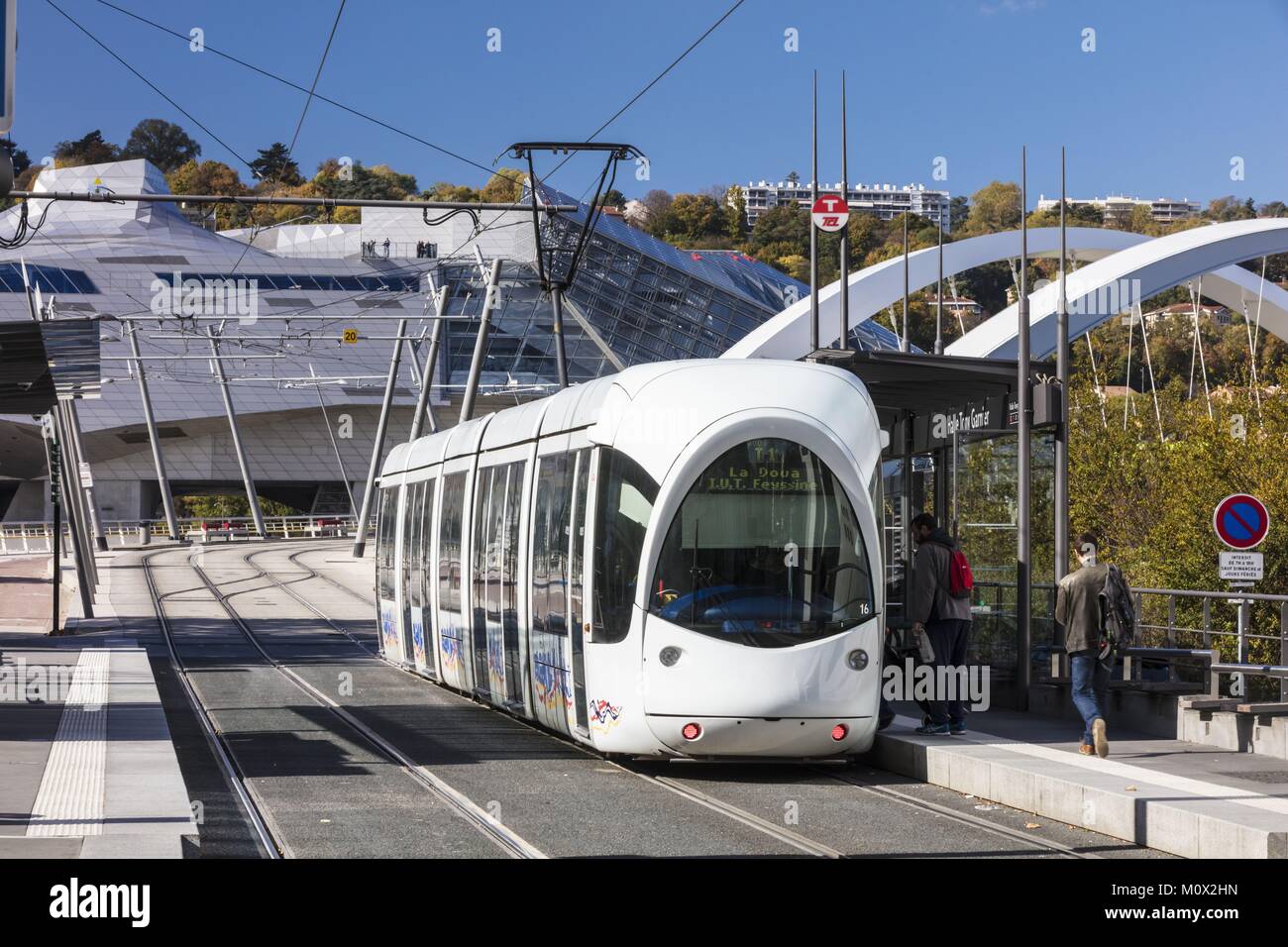 Francia,Rhone,Lyon,quartiere di Gerland,La confluenza distretto sud di Presqu'ile,primo francese quartiere sostenibile certificata dal WWF,vista del Musee des Confluences è un science center e il Museo di antropologia,situata alla confluenza tra il Rodano e la saona,creata dalla ditta austriaca Coop Himmelb(l)au e il ponte Raymond Barre Foto Stock