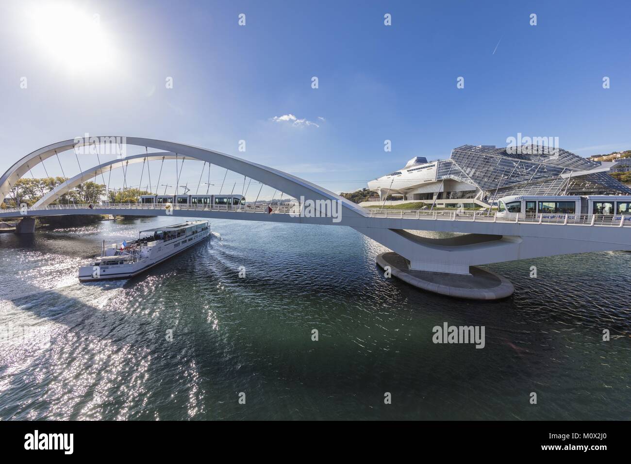 Francia,Rhone,Lyon,il ponte Raymond Barre sopra il Rodano che collega il quartiere di confluenza distretto sud di Presqu'ile,primo francese quartiere sostenibile certificata dal WWF e il distretto di Gerland,il Musee des Confluences è un science center e il Museo di antropologia,situata alla confluenza tra il Rodano e la saona,creata dalla ditta austriaca Coop Himmelb(l)au Foto Stock