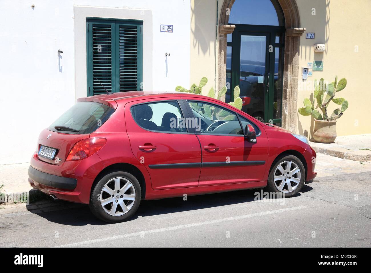 GALLIPOLI, Italia - 31 Maggio 2017: Peugeot 207 piccola berlina auto parcheggiate in Italia. Ci sono 41 milioni di veicoli a motore immatricolati in Italia. Foto Stock