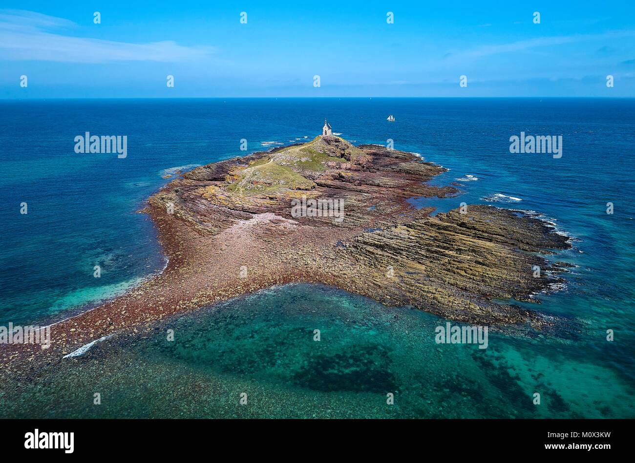 Francia,Cotes d'Armor,Cote de Penthievre,Erquy,Ilot Saint Michel,St Michel Cappella sull'isolotto (vista aerea) Foto Stock