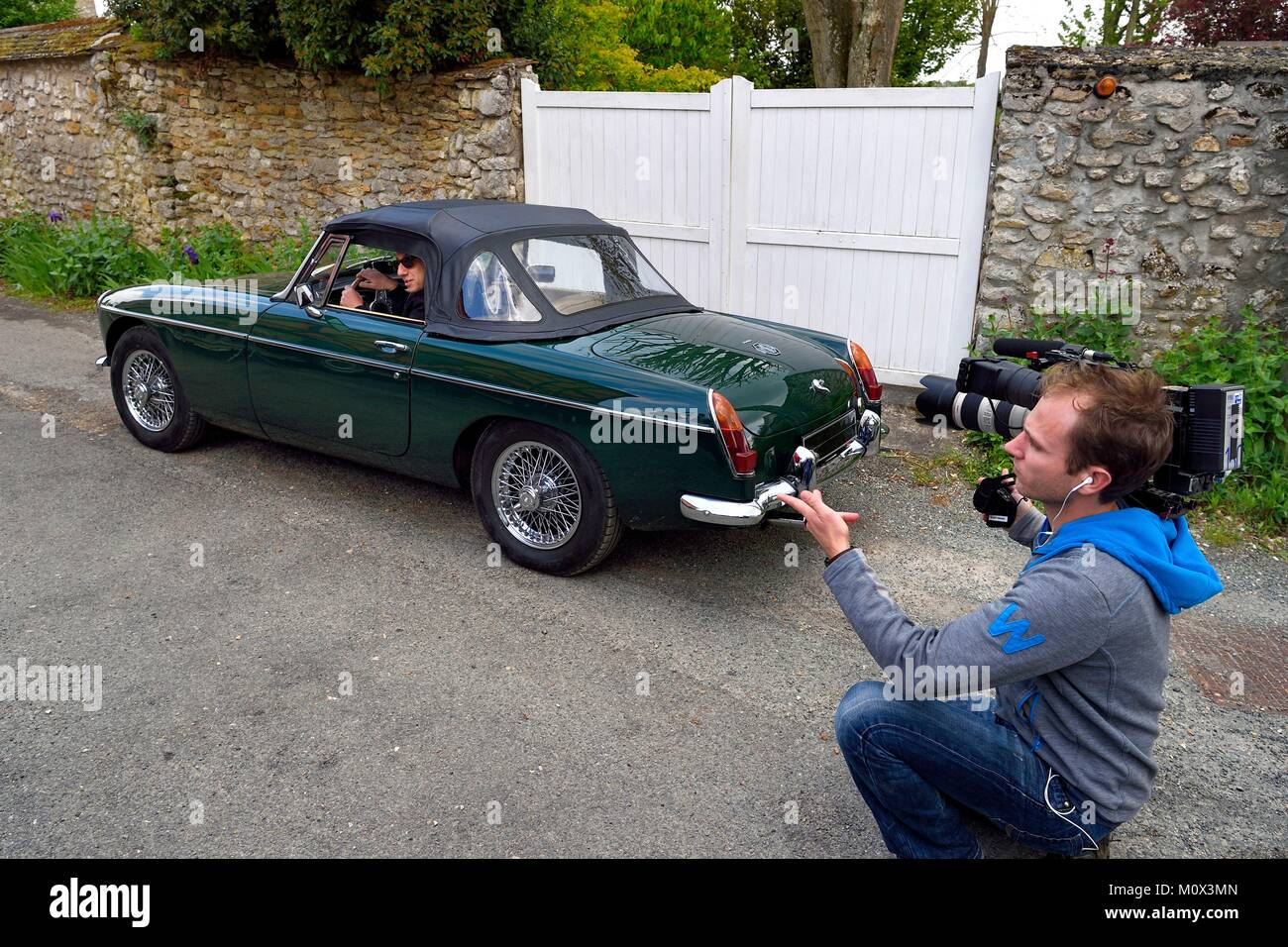 Francia,Yvelines,Montchauvet,le riprese per la televisione del villaggio preferito dei francesi (villaggio Préféré des Français) con Stéphane Bern,Stéphane Bern guida un MG cabrio Foto Stock