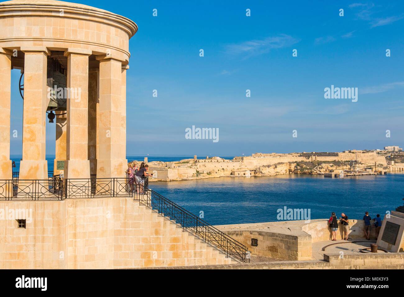 Malta,Valletta,elencati come patrimonio mondiale dall UNESCO,bell memoriale di guerra per commemorare i morti dell'ultima guerra mondiale e fort Ricasoli in background Foto Stock