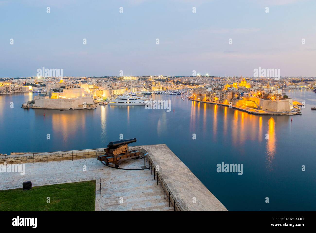 Malta,Valletta,elencati come patrimonio mondiale dall UNESCO,guarda le tre città (Senglea e Birgu sulla sinistra) dalla tomaia Barrac gardens Foto Stock