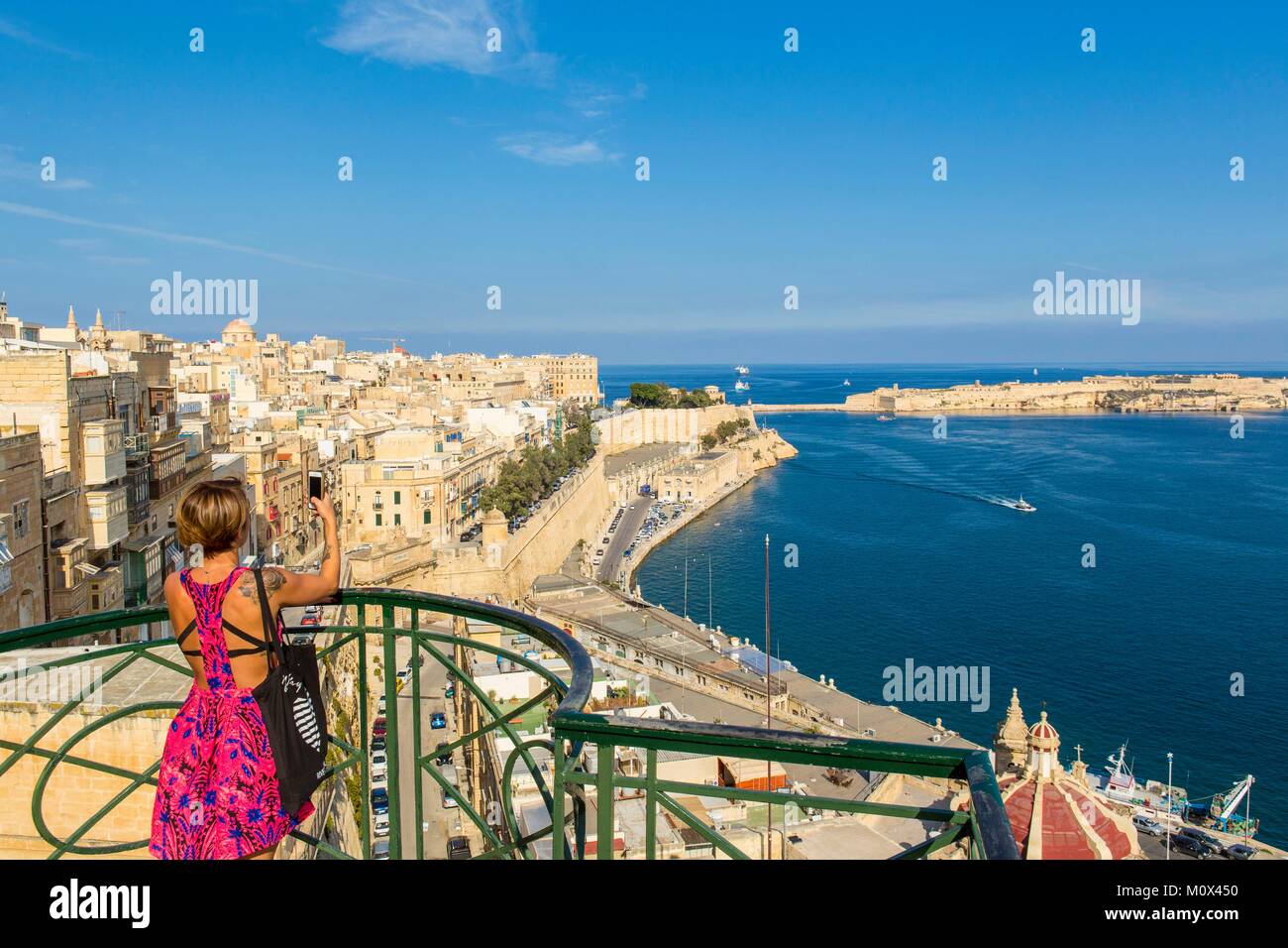 Malta,Valletta,città elencati come patrimonio mondiale dall UNESCO,si affaccia sul Grand Harbour entrata dalla parte superiore Barraca Gardens Foto Stock