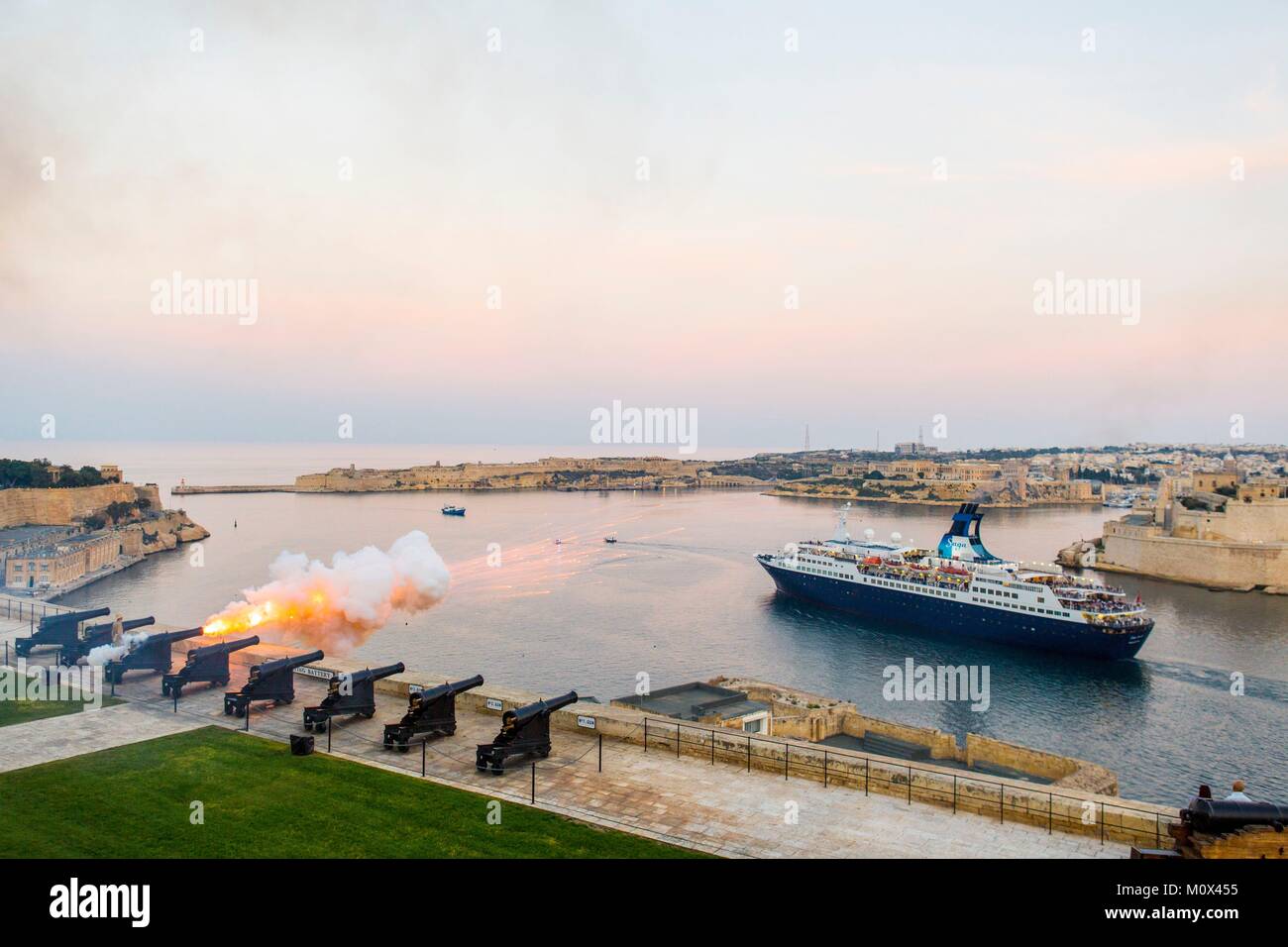 Malta,Valletta,elencati come patrimonio mondiale dall UNESCO,guarda le Tre Città e salutando i cannoni della batteria dalla parte superiore Barraca Gardens,colpi sparati a 16,00 ogni giorno Foto Stock