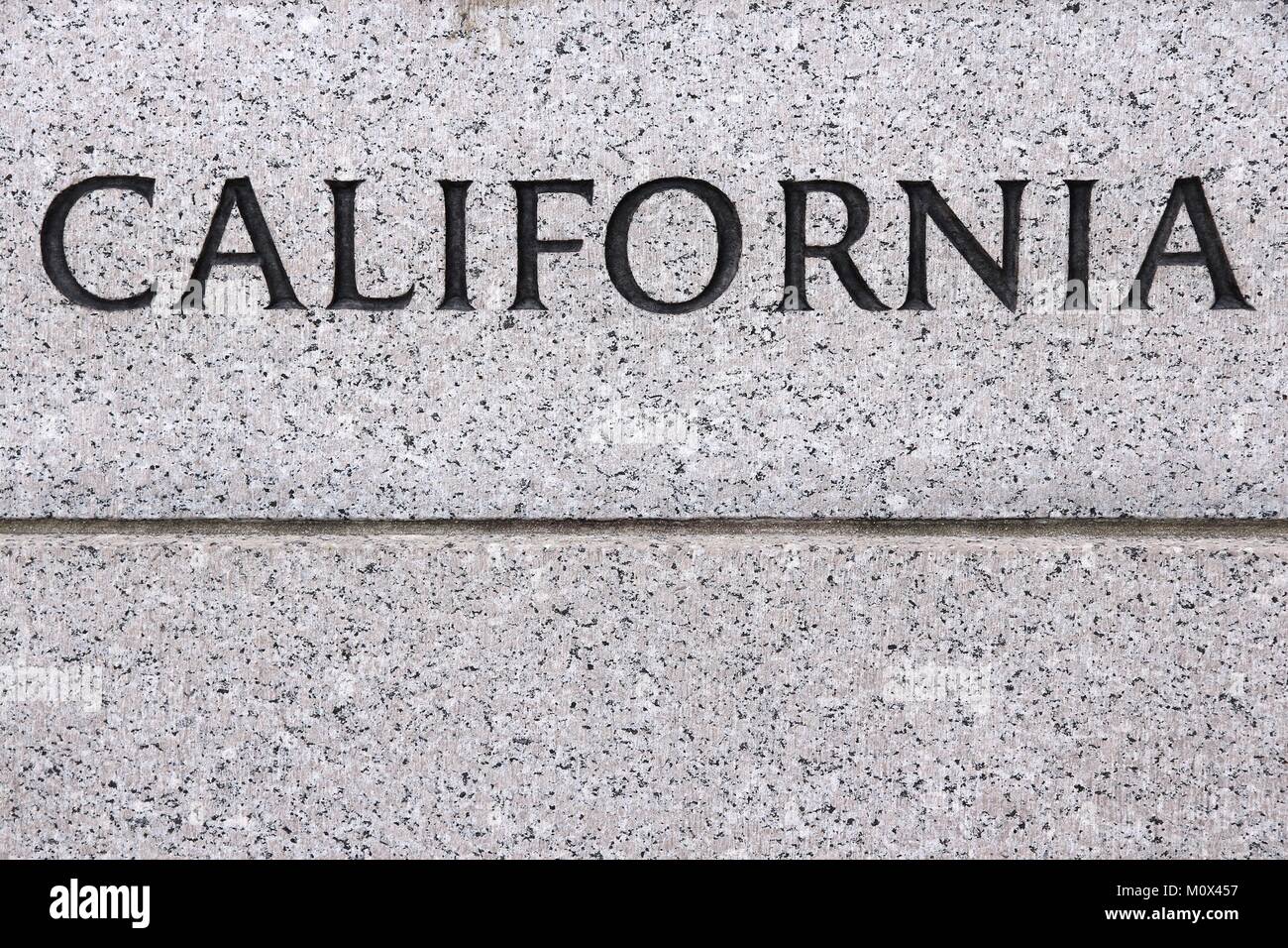 California - USA nome stato scolpito in grigia pietra di granito Foto Stock