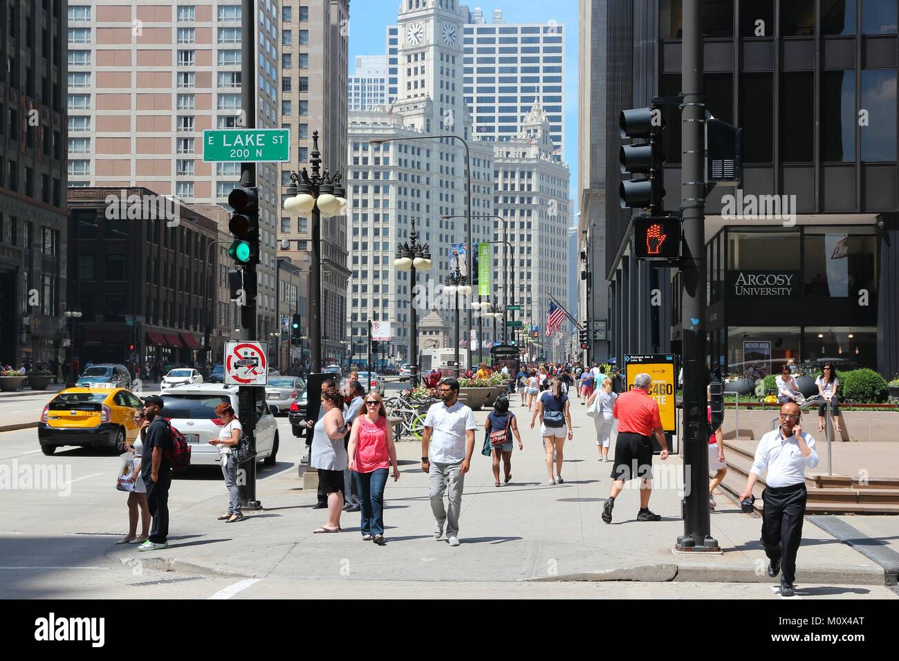 CHICAGO - 27 giugno: la gente a piedi nel centro cittadino di Giugno 27, 2013 a Chicago. Chicago è la terza più popolosa città statunitense con 2,7 milioni di residenti (8,7 milioni di Foto Stock