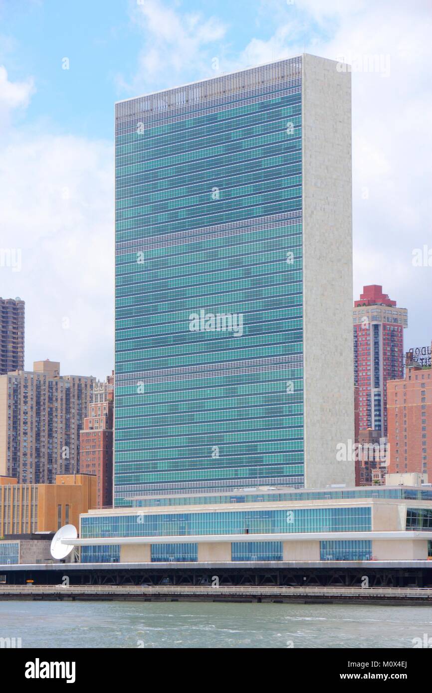 NEW YORK - 3 luglio: Palazzo delle Nazioni Unite il 3 luglio, 2013 a New York. La costruzione fu terminata nel 1952 ed è stata progettata dagli architetti famosi: Oscar Foto Stock