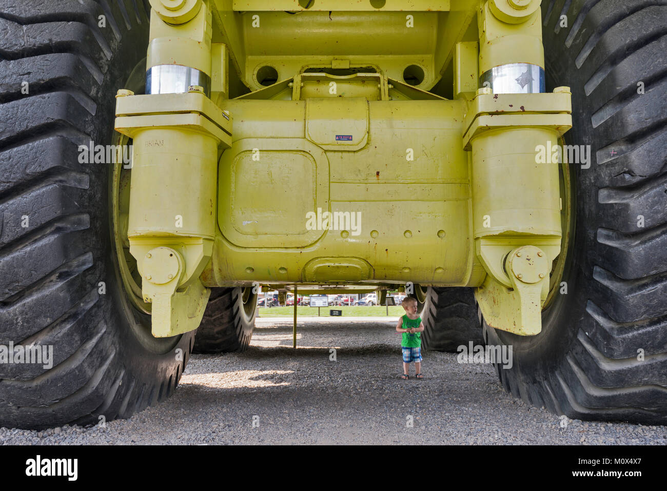 Piccolo bambino di esplorare Terex Titan, raggio carrello per aprire miniere, una volta che il carrello più grande del mondo, sul display in Sparwood, British Columbia Foto Stock