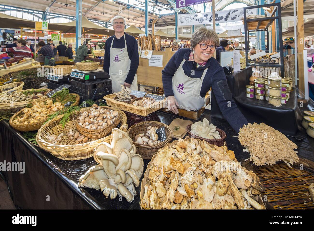 Francia,Cote d'Or,paesaggio culturale di Borgogna climi elencati come patrimonio mondiale dall UNESCO,Dijon,Halles Centrales costruito dalla società Eiffel nel 1868,Blandine presentando un sparassis frizzy (Sparassis crispa) o ancora chiamato bianco o morel morel di pini e di Luc Lechere del fungo di Digione,in primo piano,Pecora in piedi (Hydnum repandum) e grigio funghi Oyster (Pleurotus ostreatus) Foto Stock