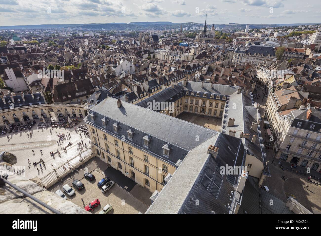 Francia,Côte d'Or,Dijon,Piazza Liberazione visto dalla torre Philippe le Bon del Palazzo dei Duchi di Borgogna Foto Stock