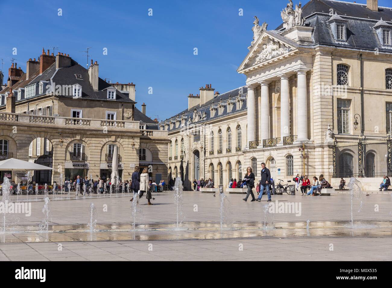 Francia,Cote d'Or,Dijon,fontane sulla liberazione piazza di fronte al Palazzo dei Duchi di Borgogna che ospita il municipio e il Museo delle Belle Arti Foto Stock