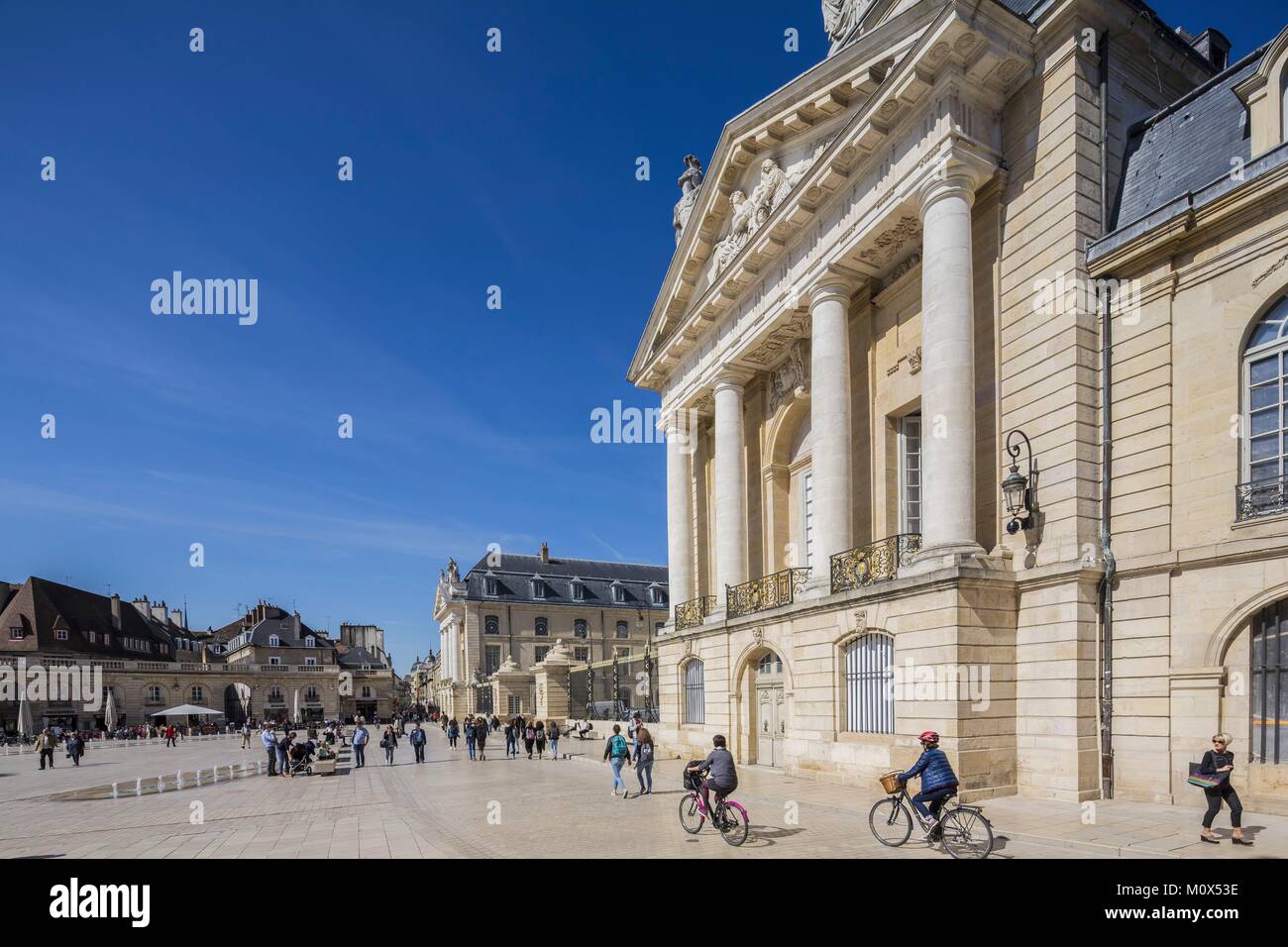 Francia,Cote d'Or,Dijon,la liberazione piazza di fronte al Palazzo dei Duchi di Borgogna che ospita il municipio e il Museo delle Belle Arti Foto Stock