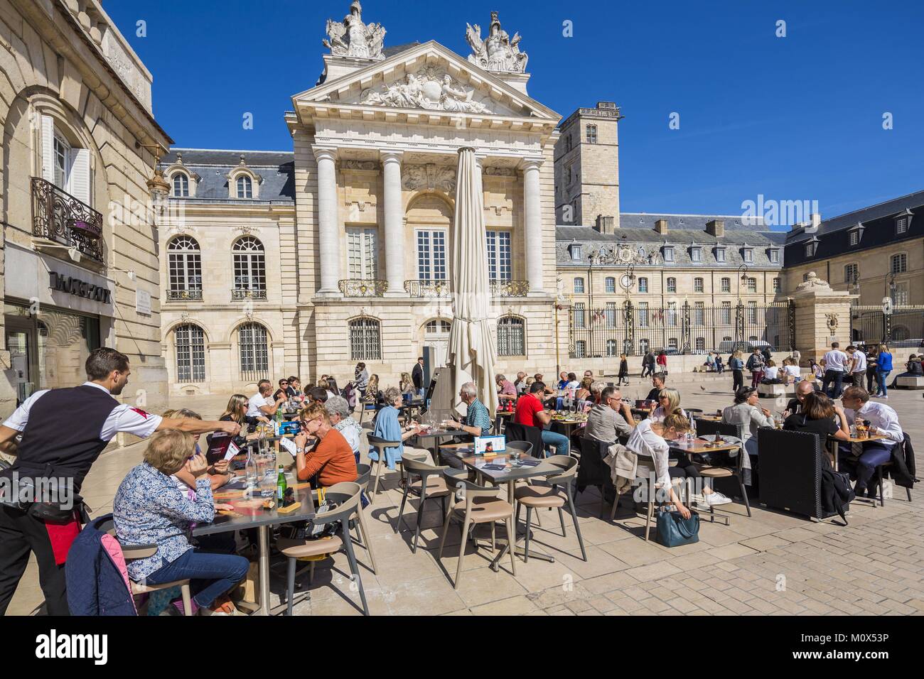 Francia,Cote d'Or,Dijon,la liberazione piazza davanti alla torre di Filippo il Buono e il Palazzo dei Duchi di Borgogna che ospita il municipio e il Museo delle Belle Arti Foto Stock