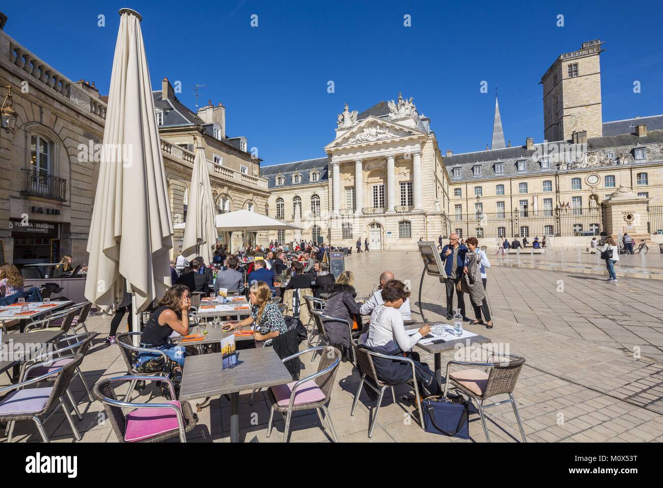 Francia,Cote d'Or,Dijon,la liberazione piazza davanti alla torre di Filippo il Buono e il Palazzo dei Duchi di Borgogna che ospita il municipio e il Museo delle Belle Arti Foto Stock
