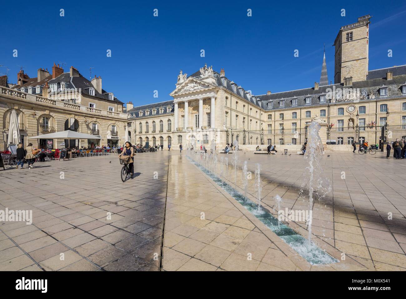 Francia,Cote d'Or,Dijon,fontane sulla Piazza Liberazione di fronte alla torre di Filippo il Buono e il Palazzo dei Duchi di Borgogna che ospita il municipio e il Museo delle Belle Arti Foto Stock