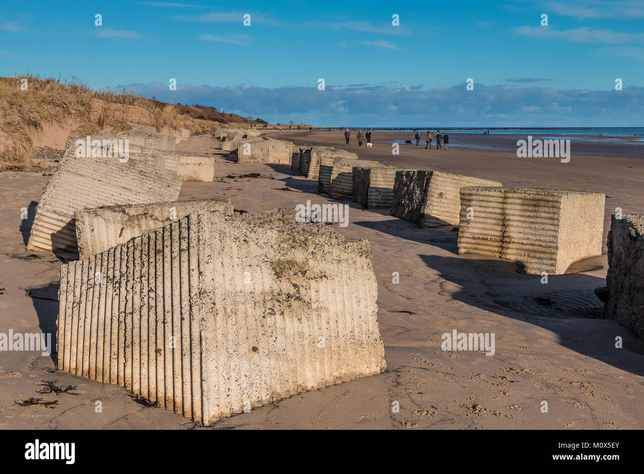 II Guerra Mondiale spiaggia ostacoli di difesa a Alnmouth, Northumberland, Regno Unito, con spazio di copia Foto Stock