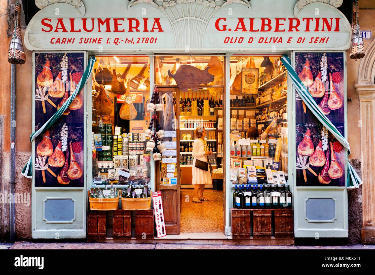 Il deli locali Salumeria G. Albertini, Verona, Veneto, Italia Foto Stock