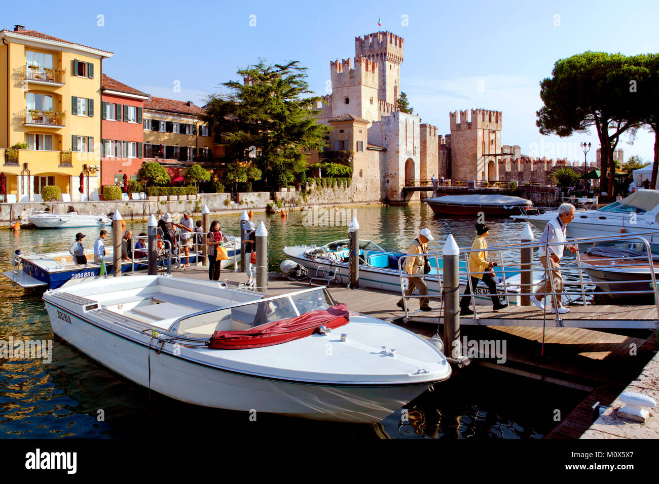 I turisti, Castello Scaligeri / Castello Scaligero Sirmione sul Lago di Garda, Lombardia, Italia Foto Stock