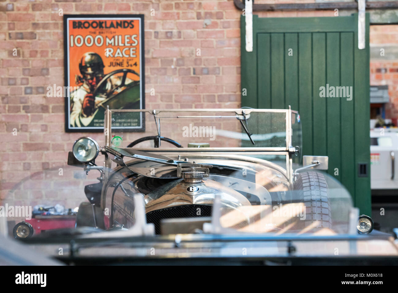Vintage Bentley laboratorio di restauro a Bicester Heritage Centre. Oxfordshire, Inghilterra. Foto Stock