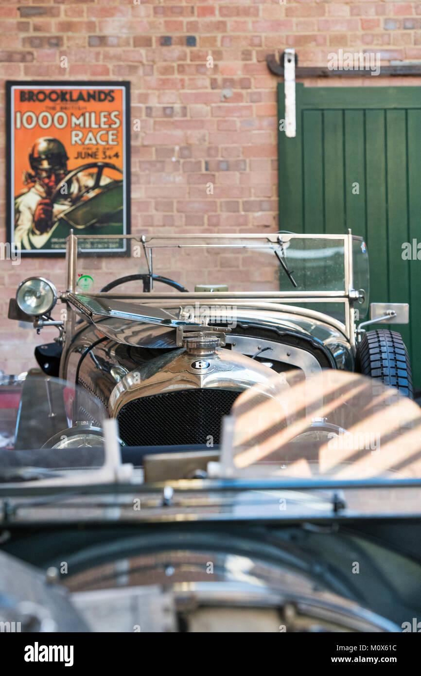 Vintage Bentley laboratorio di restauro a Bicester Heritage Centre. Oxfordshire, Inghilterra. Foto Stock