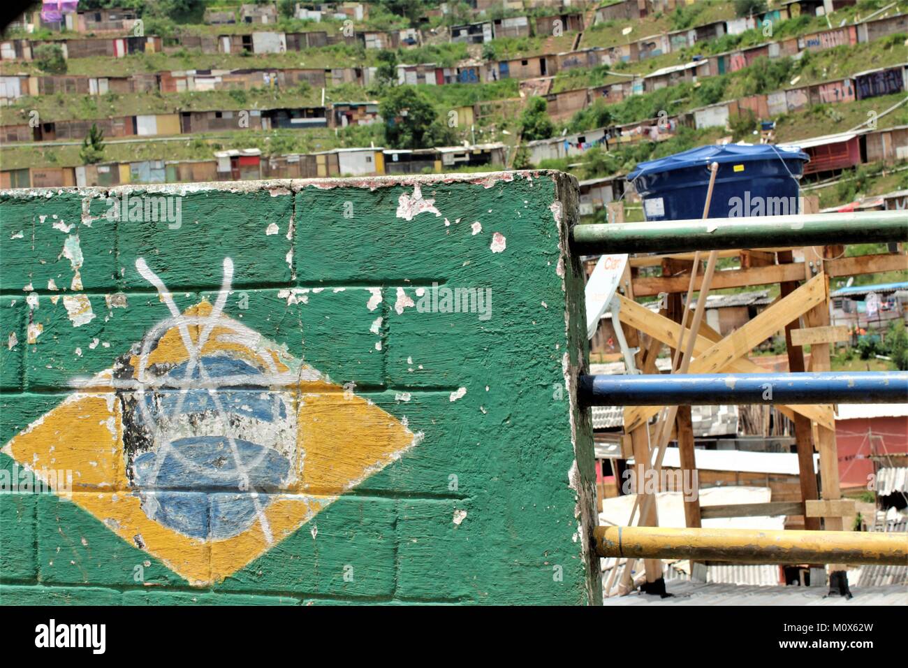 Renegade Brasile del flag in favela. Foto Stock