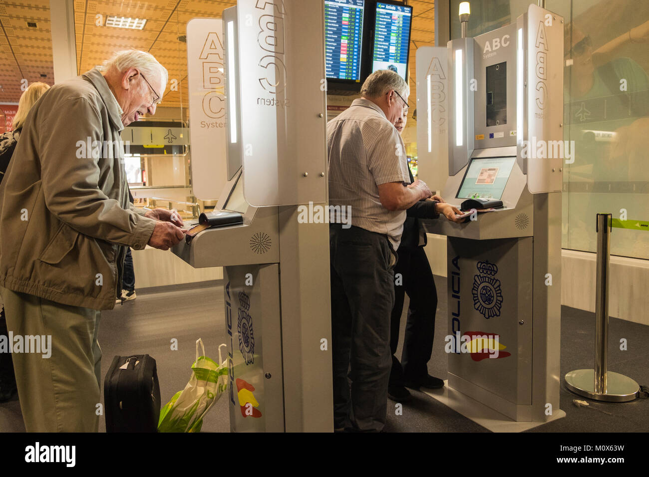 Nuova scansione del passaporto e il rilevamento delle impronte digitali dei sistemi di controllo in corrispondenza di immigrazione in Tenerife Sur, Aeroporto di Reina Sofia, Isole Canarie, Spagna Foto Stock