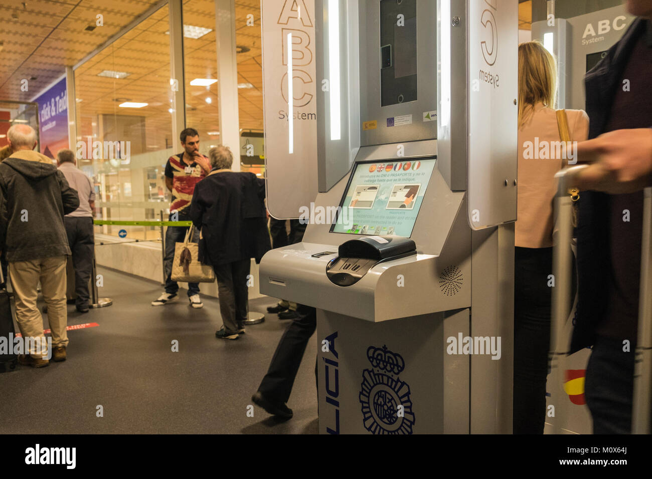 Nuova scansione del passaporto e il rilevamento delle impronte digitali dei sistemi di controllo in corrispondenza di immigrazione in Tenerife Sur, Aeroporto di Reina Sofia, Isole Canarie, Spagna Foto Stock