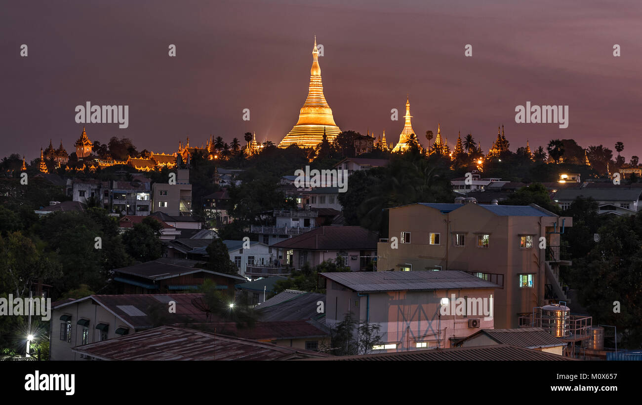 Golden Shwedagon pagoda downtown vista al tramonto, Yangon, Myanmar Foto Stock