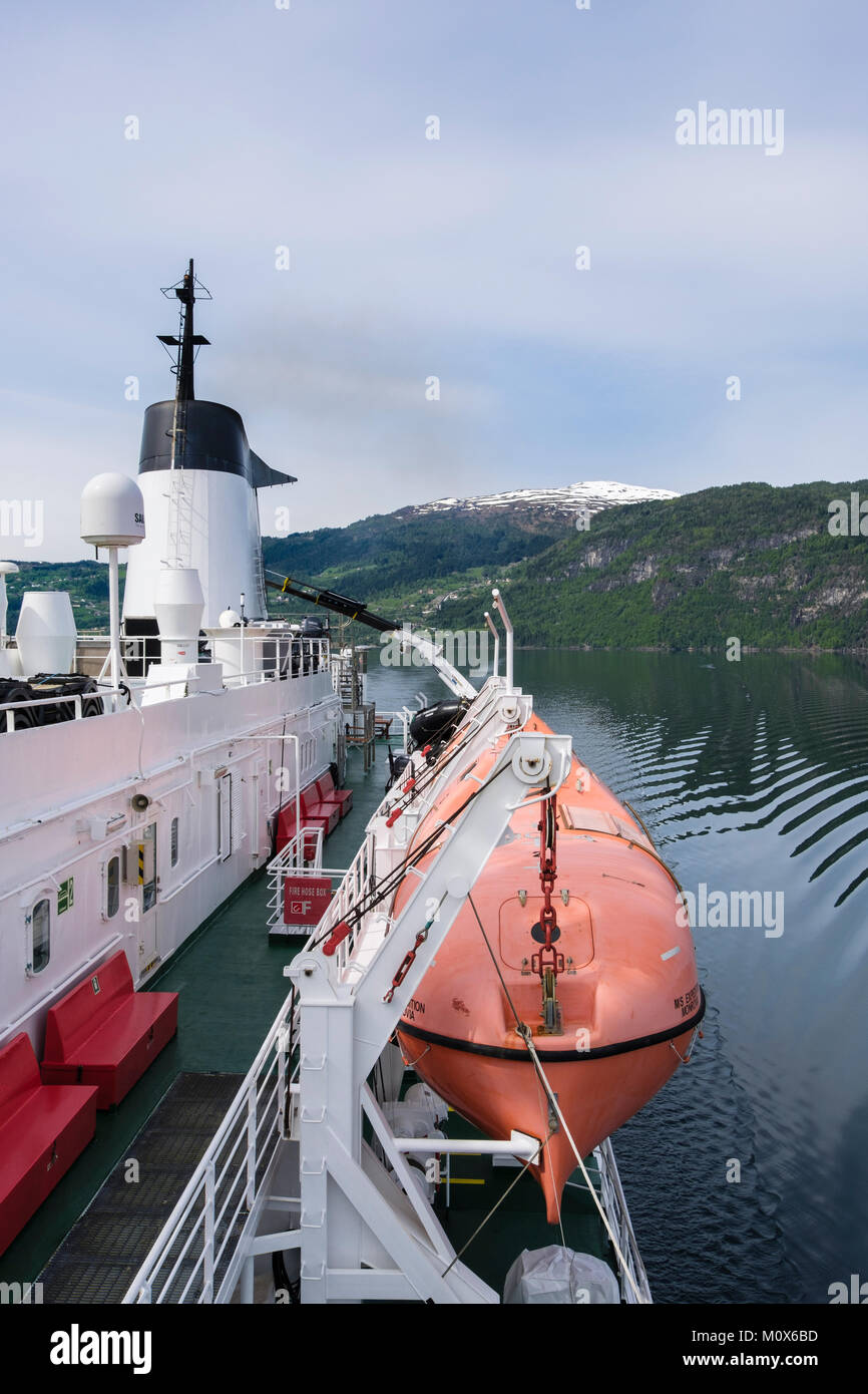 Racchiuso scialuppa di salvataggio appesa gruette sul lato della nave da crociera a vela in un fiordo. Sogn og Fjordane, Norvegia e Scandinavia Foto Stock