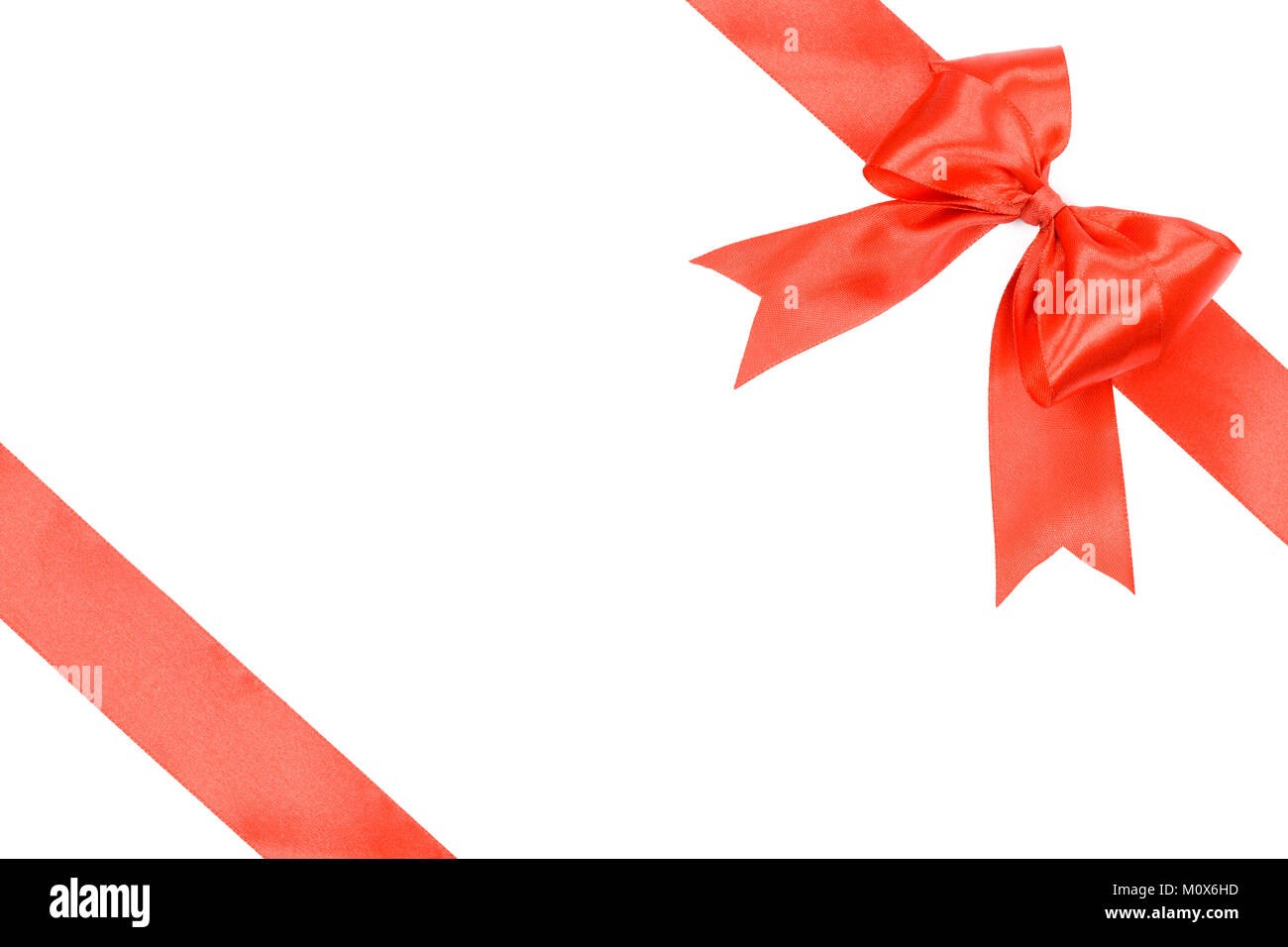 Gift card concept - rosso lucido nastro di raso con fiocco isolato su sfondo bianco Foto Stock