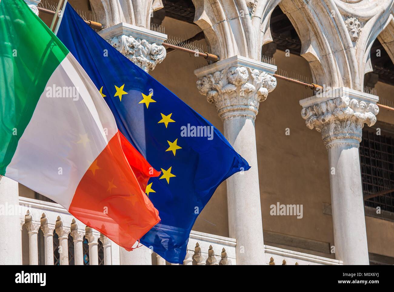 Italia e Unione europea bandiere sull'edificio di stile Veneziano. Foto Stock